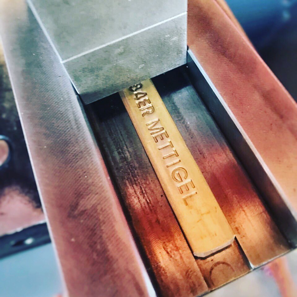 ChDiermann's tweet photo. #84erMettigel #armspange #rohling ‼️#produktion läuft ‼️ Ohne #mett aber #versilbert! von #ancrage @mon_ancrage für JungsMädels! Pro #armspange werden 5€ an die DGzRS gespendet❗️139€ #theparadiseofkampen #sylt #kampen #instagood #instalike #instagram #instadaily https://t.co/HBzwgSG8Ac
