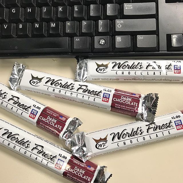 KimilyJohnson's tweet photo. Happy Monday!! A coworker who knows I like dark #chocolate with my #wine left this at my desk this morning! So, where’s the wine? LOL. https://t.co/YjAzW2BQ2K https://t.co/aOPU5LgWYI