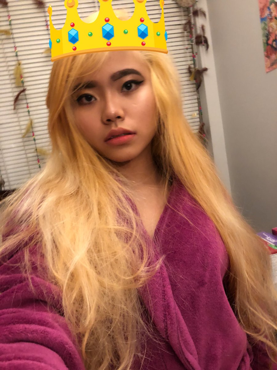 kashew_naught's tweet photo. Have you ever wanted to be a khaleesi? 🧝🏻‍♀️🐉 I am Kashmien de Guzman, mother of yellow ducklings! 😈🐤 #yellow #hair #khaleesi #GameOfThrones https://t.co/fVhG2zIGTP