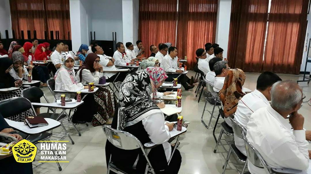 HumasSTIALANMks's tweet photo. Penjelasan tentang ISO terbaru versi 9001 kepada seluruh pegawai STIA LAN Makassar oleh Ibu Nani, Konsultan ISO. Tahun ini STIA LAN Makassar memang sedang menargetkan untuk memperoleh sertifikat ISO, dalam rangka mewujudkan STIA LAN Makassar yang lebih profesional. https://t.co/68lL4rGSSI