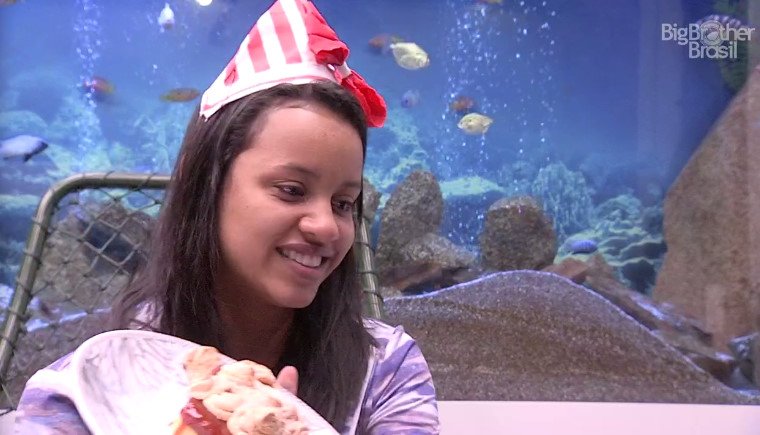 "oi gente hoje é meu aniversario e as meninas, minhas amigas Ana Clara e Paula fizeram surpresa para mim e eu estou muito emocionada pq passar o aniversario dentro do BBB é ótimo (...) olha o bolo, aqui tem minha idade e tals, to muito feliz e espero que o dia seja ótimo" #BBB18