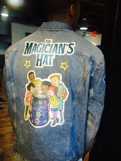 AndreaDavisPink's tweet photo. Literacy crusader + New England Patriot @Money_Mitch26 @ReadWithMalcolm
dazzled fans at the launch party for his new book! Dav Pilkey + party host @wimpykid @unlikely__story came out to cheer! TY @jlewvriethoff #MagiciansHat https://t.co/xhHTNzajMG