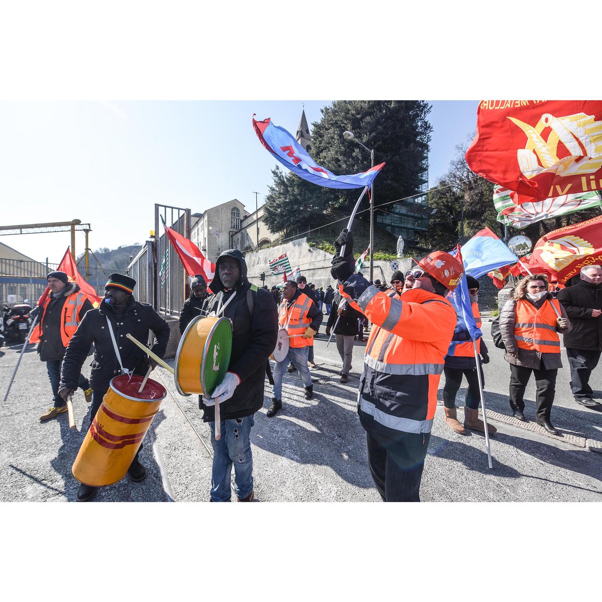 baloster's tweet photo. A Vicenza chiude l’Omba, lavoratori a Genova per protestare contro i Malacalza @ilsecoloxix #genovacronaca #freaklance https://t.co/SEBTZkj3n4 https://t.co/EyeMtnoruc