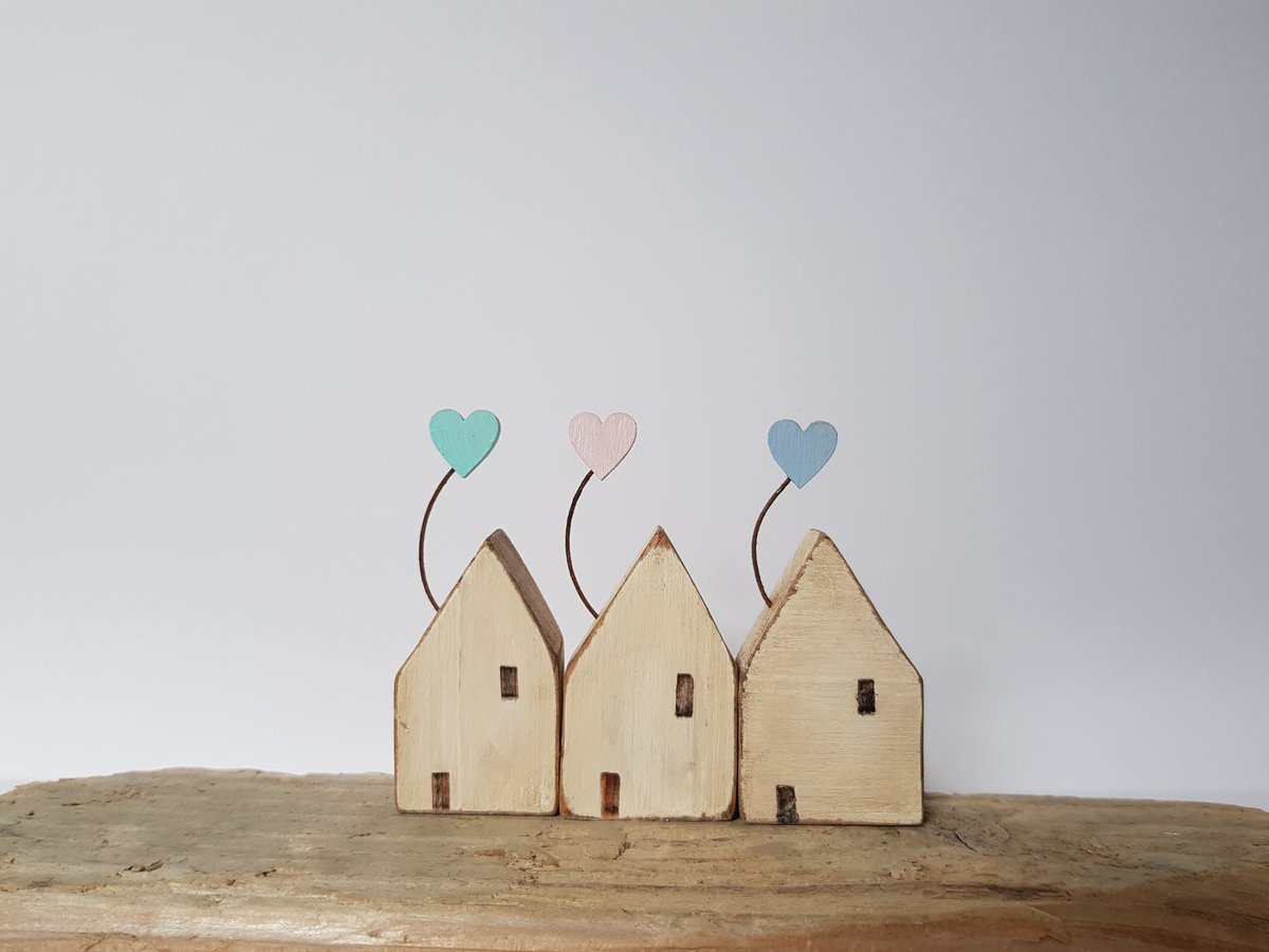 Bspoque's tweet photo. This week's restock in my Etsy shop will be pastel &amp; red heart little houses. #pastel #Hearts #UKGiftHour #GiftIdea #gifts #MothersDayGifts #MothersDayGift #EtsySeller #etsy #handcrafted #HandmadeHour #shop #handmade https://t.co/VkjpGnon5d