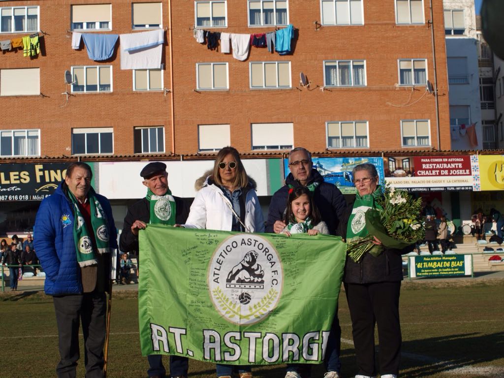 Queremos agradecer a la Junta Directiva del <a href="/AtleticoAstorga/">Atlético Astorga F.C.</a> en especial a su presidenta Sagrario González, por el reconocimiento en nombre de todos los socios del club, de cuatro de las cinco personas nombradas, cómo TIMBALISTAS qué son, de esta PEÑA... <a href="/GPSDay/">Bar GPS Day&Night</a> <a href="/latormenta_/">La Tormenta Deportes</a>