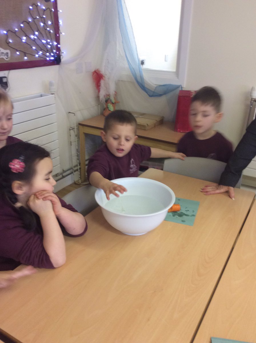 rudstonrec's tweet image. Straight into Science experiments this morning in Tiddler class. Looking at which vegetables float or sink in a bowl of water. #science #experimenting #miniscientists