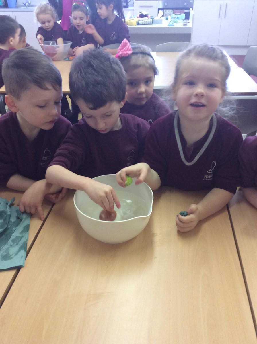 rudstonrec's tweet image. Straight into Science experiments this morning in Tiddler class. Looking at which vegetables float or sink in a bowl of water. #science #experimenting #miniscientists