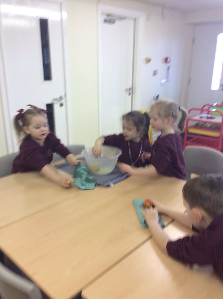rudstonrec's tweet image. Straight into Science experiments this morning in Tiddler class. Looking at which vegetables float or sink in a bowl of water. #science #experimenting #miniscientists