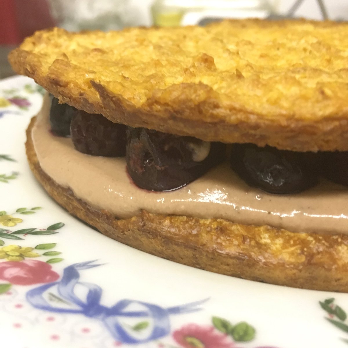Zil_lah77's tweet photo. .@Quaker #JustAddOats 🧡 Coconut, chocolate & cherry pud. 80 gms Oats, 2x🥥 yog & egg, mixed together, put in 20cm tins & bake at gas mark 6 for 30mins. 200gms @GrahamsDairy #Quark & 20gms of hot choc, mix together, spread in the middle, with 🍒 Enjoy 😋 https://t.co/dmBzU8VpeN