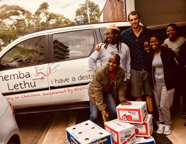 FreshBox_SA's tweet photo. @FreshBox_SA handing over our weekly 100kg donation of fresh fruit to @ithembalethudbn
Don't forget we have a new collection point @coffeetreeco in Cowey Rd &amp; please return your #freshbox_SA when you collect #glenwood #healthyeatinghabits #nutrition https://t.co/3qY6YQBc40