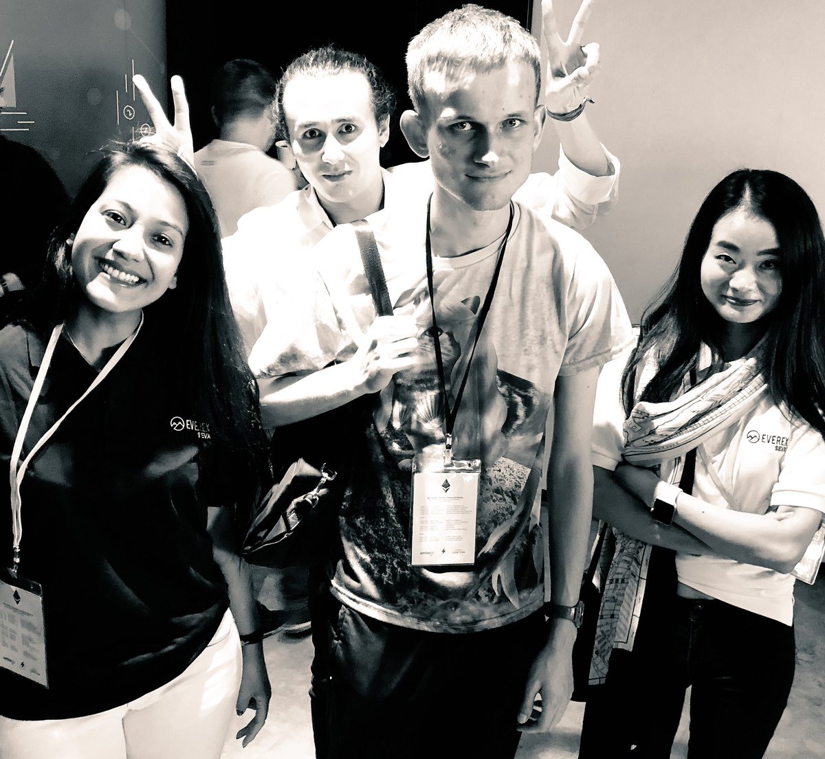 vivithng's tweet photo. Kobe and I had the pleasure of talking to @VitalikButerin about the development of Ethereum, on behalf of Everex as big supporters of the blockchain technology #fintech #blockchain #technology #ethereum #Everex #EVX #innovation #Bangkok https://t.co/5zXTeEwWf0