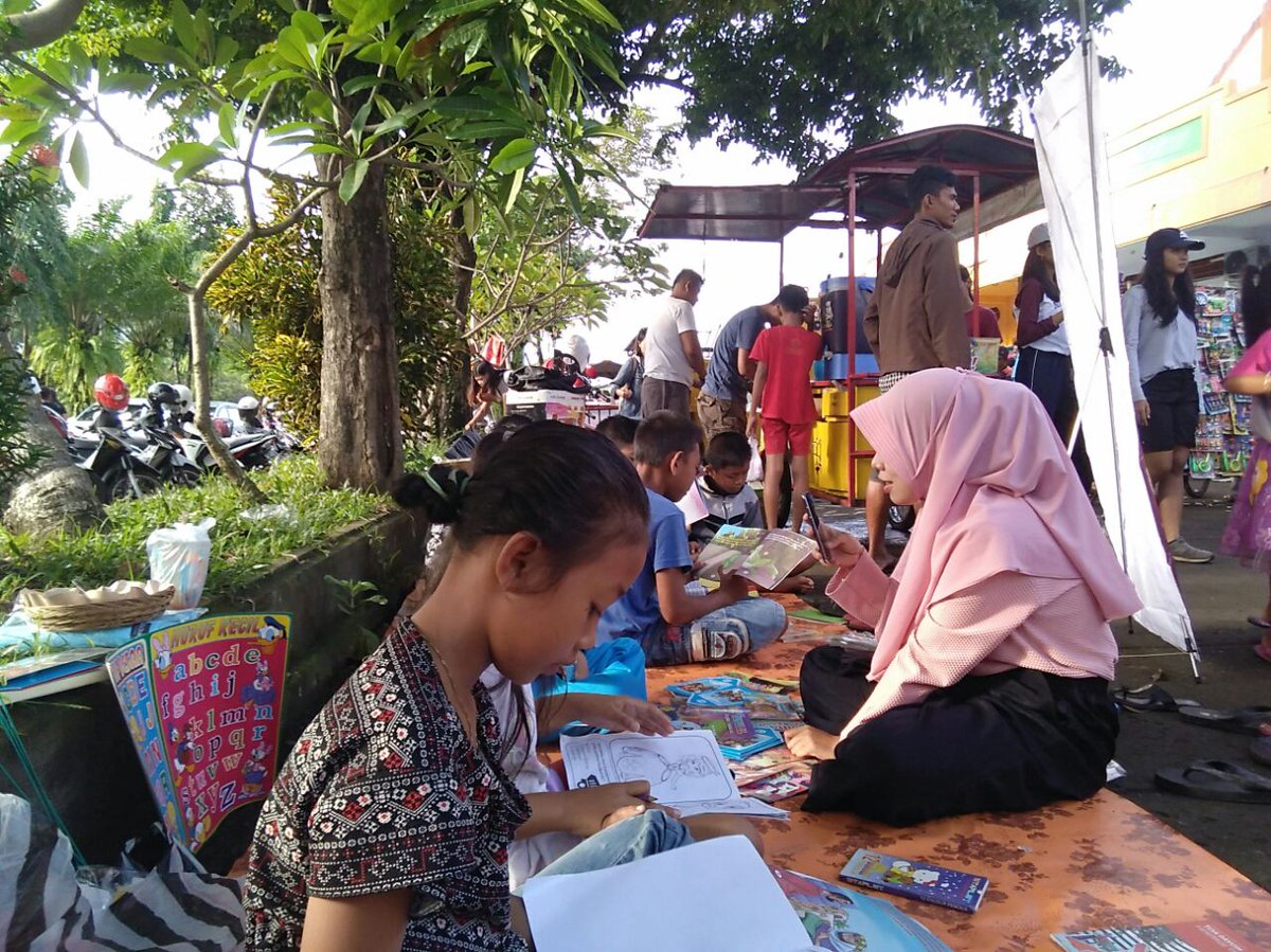 PwamiBali's tweet photo. Lesehan Cerdas Car Free Day Jembrana, program unik utk meningkatkan minat baca anak dan masyarakat yang diinisiasi Wakil Ketua Hubungan List Negeri Sadjjatul Hidzqi dan Wakil Sekretaris PW AMI Bali Herpiana Herawati serta Ibu Atin
#AMIBali #AMIKeren #AMIUntukIndonesia #AMIMembaca https://t.co/TVsVirRpFb