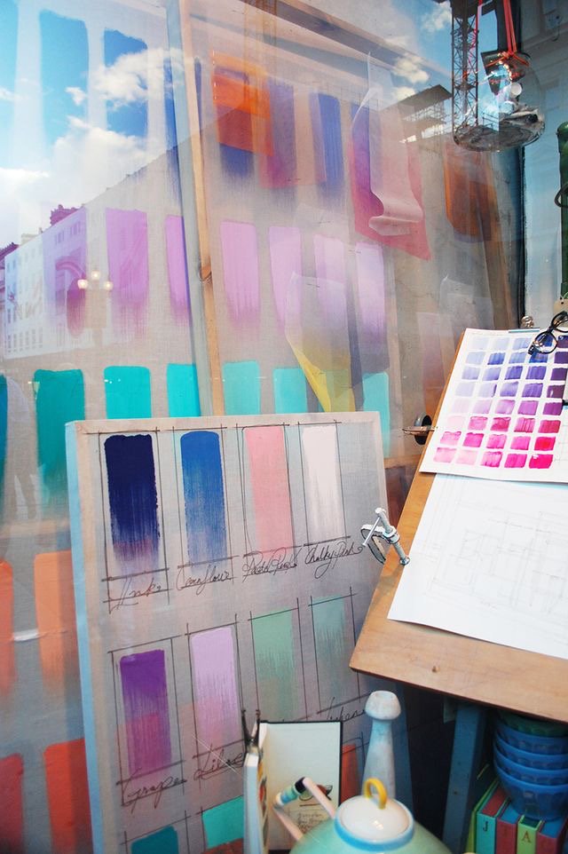 w i n d o w// Anthropologie’s window displays always capture the creative process and the importance of collaboration. The ever-changing installations is really smart and out-of-the-box branding