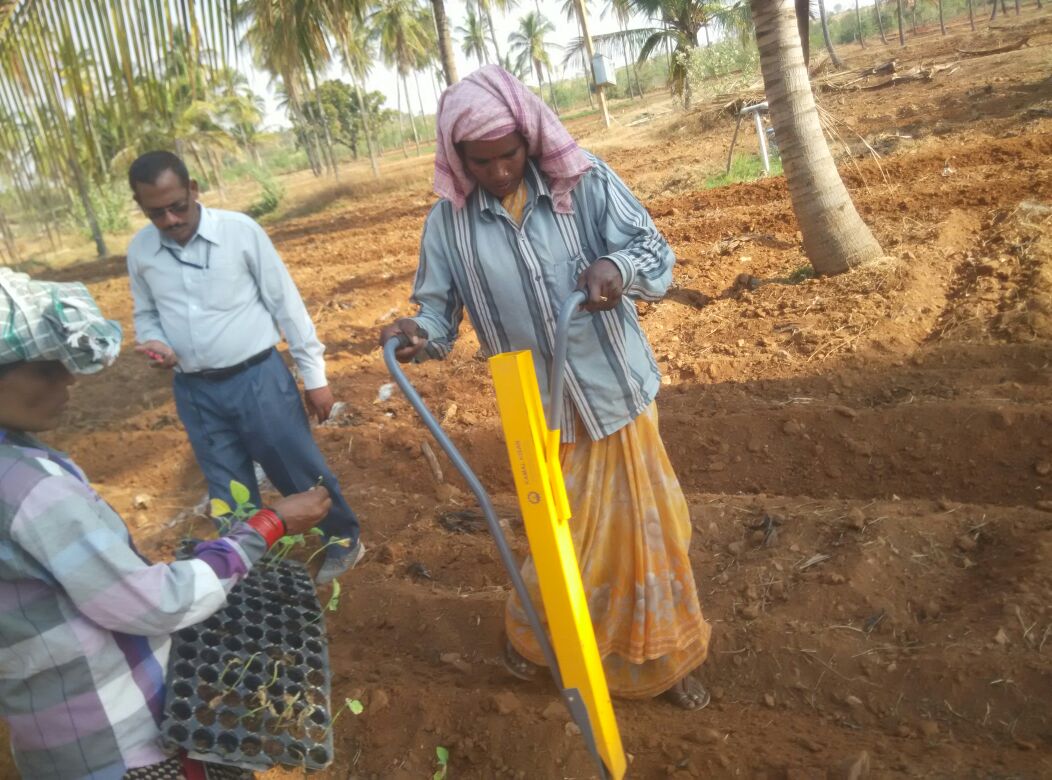 kamalkisan's tweet photo. Kamal Kisan Handy Planter true to its name, easy to handle by women and aged equally. To get yours today call us 0802340240 https://t.co/Zwyw255QzD