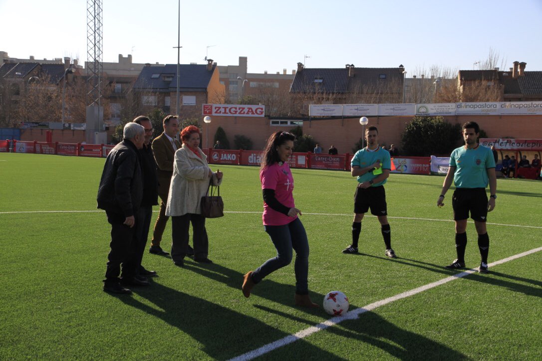 atleticodepinto's tweet photo. 📸 Almudena Cano, delegada de @aecc_es Pinto realizó el saque de honor en compañia de Amelia del Castillo, @GarvinOscar, @rsanchezmia y Deogracias #vamospinto #pintorayo https://t.co/Pie3Jh9np4