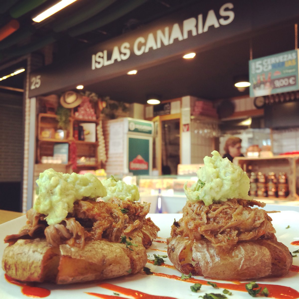 Hoy te sugerimos estas papitas rotas con carne mechada, queso amarillo rallado y salsa de aguacate. ¡Ñam! 😍😋🤤 #elcanariodesananton