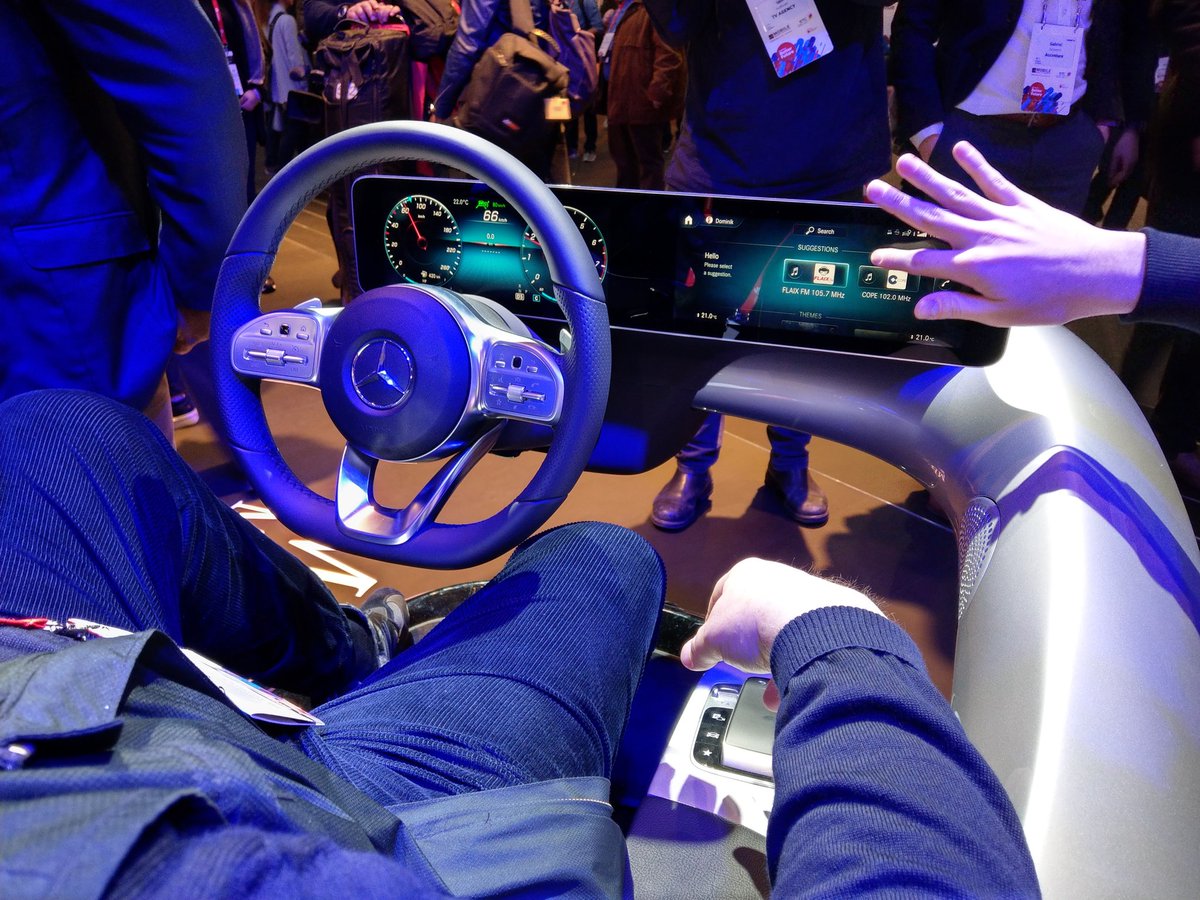 techundtrara's tweet photo. Bei @MercedesBenz gibt es das "größte smarte Mobilgerät" der Welt zu sehen. Die A-Klasse besitzt zwei große Displays - natürlich mit Webanbindung. #MWC18 #MWCPiloten https://t.co/eBPgZyTQRu