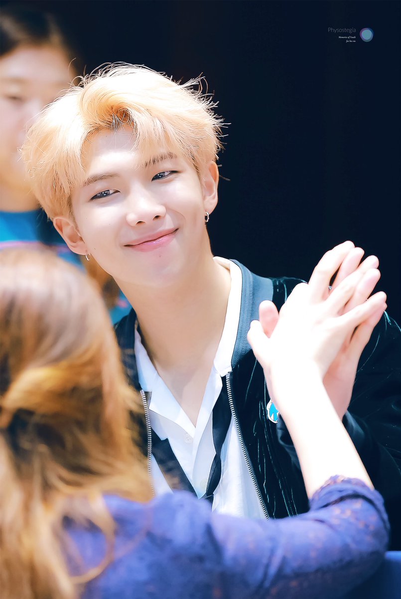 RM_PSTGA's tweet photo. 171008

너를 사랑하는 법도 어렵지 않아요 
한 번 더 웃어주고 조금 더 아껴주면

#iHeartAwards #BestFanArmy #BTSARMY
@BTS_twt https://t.co/7kO77WXC8C