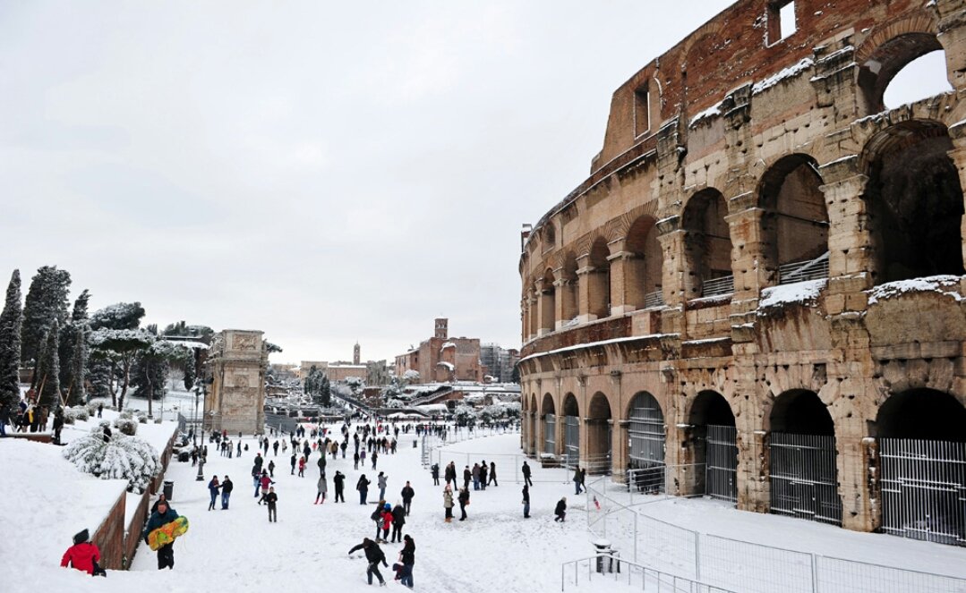 RT dcq_italia: ❄ #nevearoma
It's snowing right now in #Rome !!!! Unique event ....be prepared if you are planning your visit on those days! #dcqitalia #Italia #Italy #Roma #Travel 🏛☃❄😉