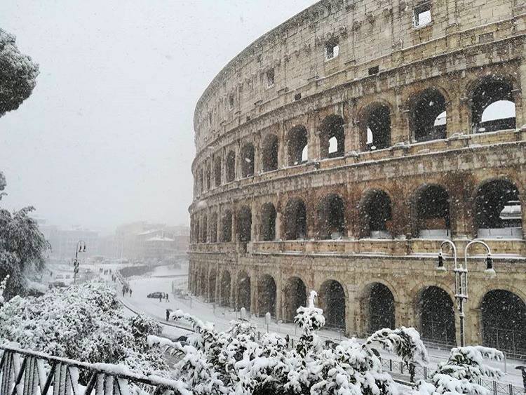 Oggi è una giornata un po' speciale, da nord a sud del Lazio, ci siamo svegliati sotto un candido manto nevoso... riconoscete il #Colosseo? #NeveaRoma [ft Instagram <a href="/fe_cns/">Fernanda Sztajnbok</a>]