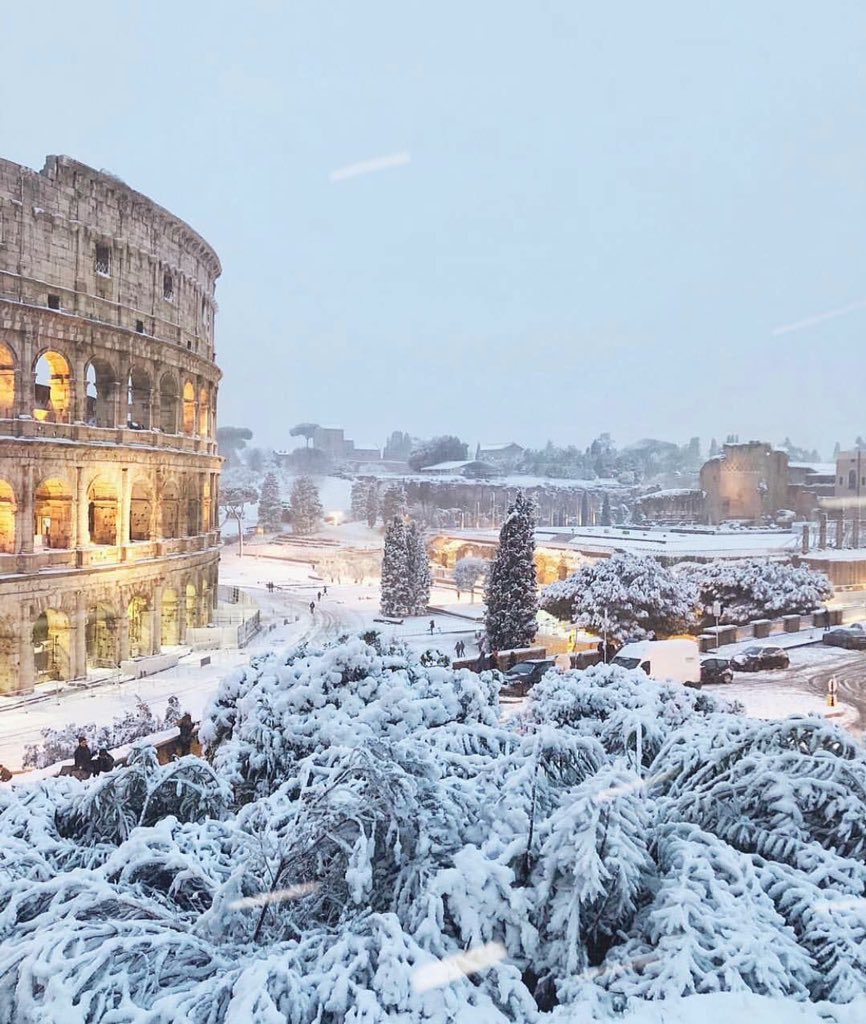 #nevearoma.  ❄❄ it's such a rare event in Rome Italia 🇮🇹 and I'm so happy 😃☃️❄️ #quantoseibellaRoma❤️