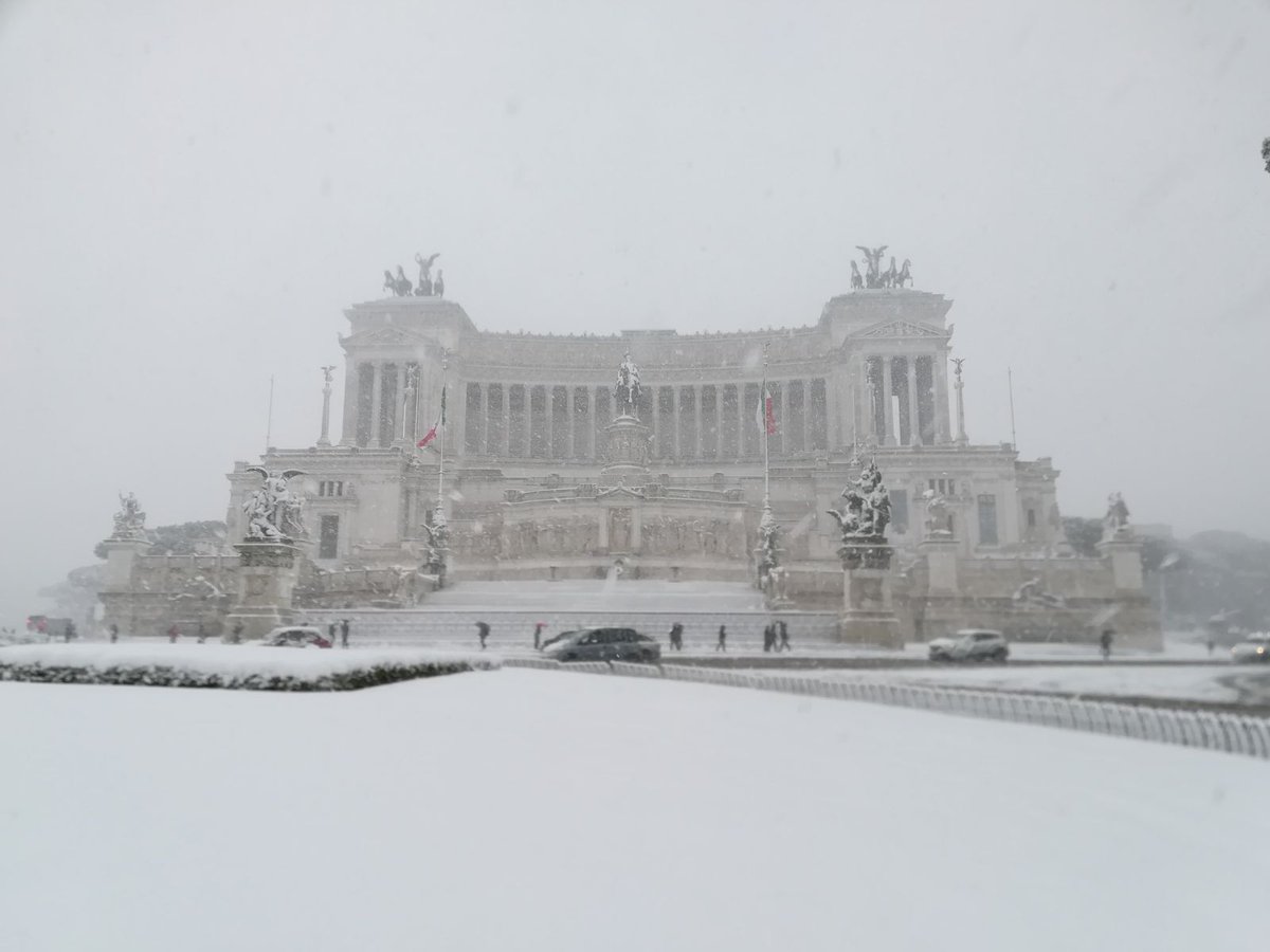 thetourguy's tweet photo. Even if it's cold outside, if you're in Rome, a walk outside is a must today! 💪
It is snowing and looks magical! #MondayMotivation #Rome #Snow https://t.co/qss8nG37kP