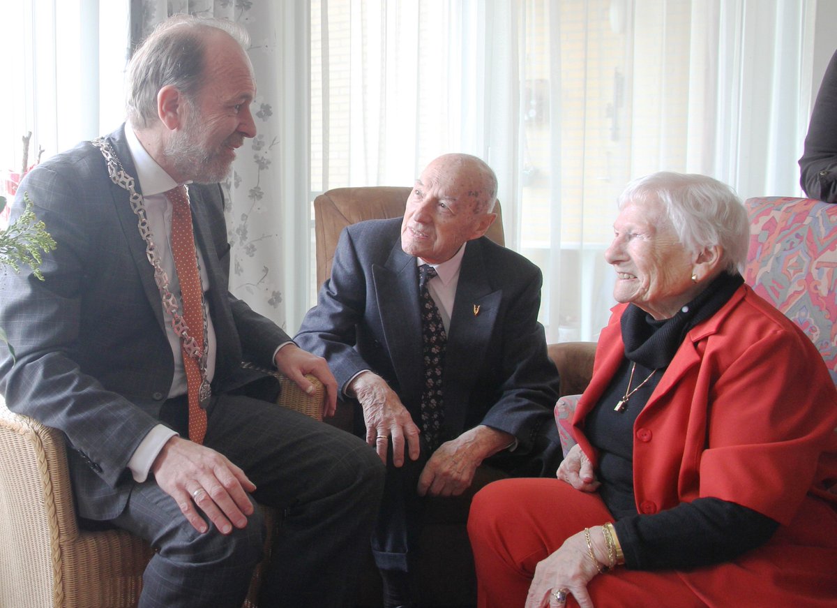 Gabriele Kasten van De Pieter Raat Stichting heeft een nieuwe blog geschreven. Als bestuurder was zij bij het bezoek van de burgemeester aan echtpaar Knebel, dat maar liefst 75-jaar getrouwd is! (foto: Hans Jansen) dprs.nl/nieuwe-blog-ga…