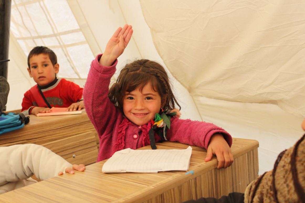 unicef_cat's tweet photo. Que aixequi la mà qui estigui a favor dels drets dels infants.
Tot l'equip d'@unicef_cat té la mà ben amunt! 
I tu? 
#dretsinfant https://t.co/mlM9KBbvSB