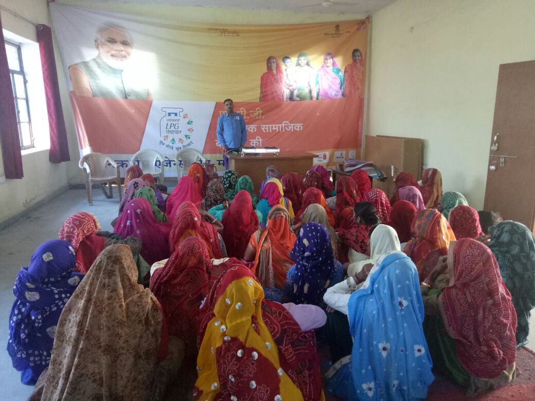 PankajHpcl's tweet image. PM LPG Panchayat conducted on 24th Feb at Vill: Nalpur, Khetri, Rajasthan , in presence of 150 people including 120 female @HPCL @PMUjjwalaYojana @ajitsingh1961 @MustyalwarShyam @AshutoshJindal @Rg03Goel @Sunjay_HPCL