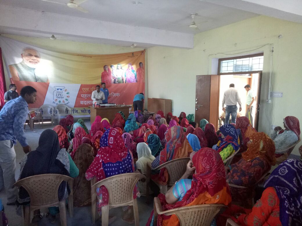 PankajHpcl's tweet image. PM LPG Panchayat conducted on 24th Feb at Vill: Nalpur, Khetri, Rajasthan , in presence of 150 people including 120 female @HPCL @PMUjjwalaYojana @ajitsingh1961 @MustyalwarShyam @AshutoshJindal @Rg03Goel @Sunjay_HPCL