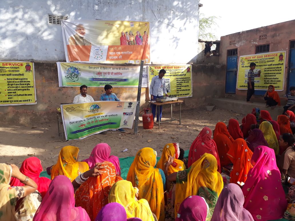 PankajHpcl's tweet image. PM LPG Panchayat conducted on 23rd Feb at Vill: Sargaon, Ajmer, Rajasthan , in presence of 120 people including 110 female @HPCL @PMUjjwalaYojana @ajitsingh1961 @MustyalwarShyam @AshutoshJindal @Rg03Goel @Sunjay_HPCL
