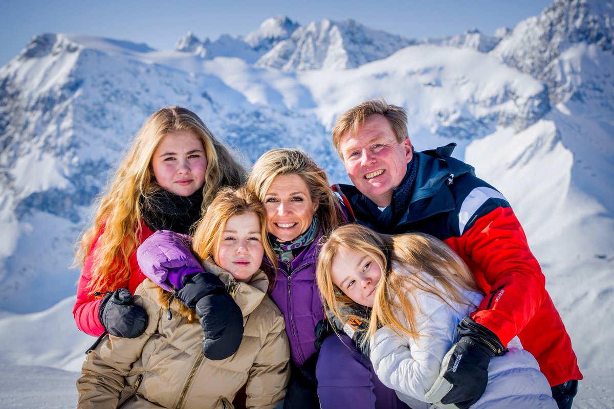 koninklijkhuis's tweet image. Zonnig weer tijdens de jaarlijkse #fotosessie in #Lech. Koning Willem-Alexander, Koningin Máxima en hun dochters poseren voor de pers bij de Rüfikopf (2.362 meter, -20°C) @Lech_Zuers is.gd/yL3v30