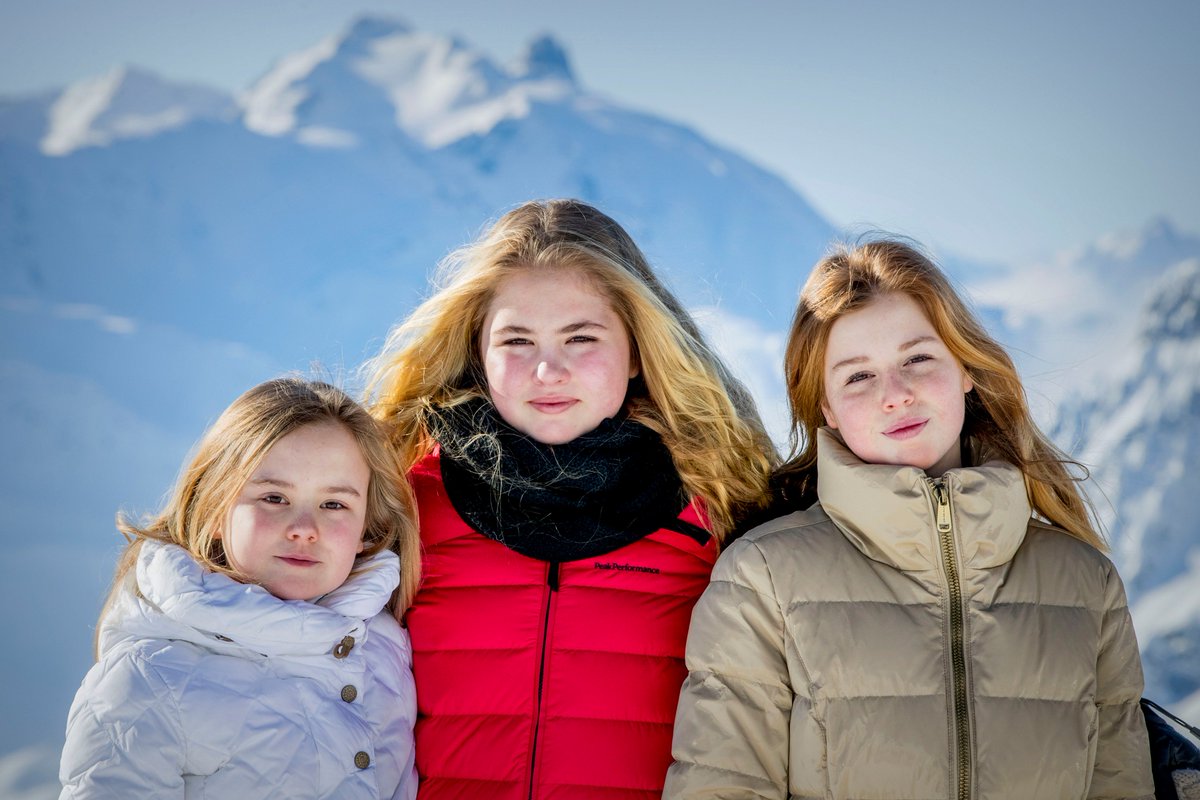koninklijkhuis's tweet image. Zonnig weer tijdens de jaarlijkse #fotosessie in #Lech. Koning Willem-Alexander, Koningin Máxima en hun dochters poseren voor de pers bij de Rüfikopf (2.362 meter, -20°C) @Lech_Zuers is.gd/yL3v30
