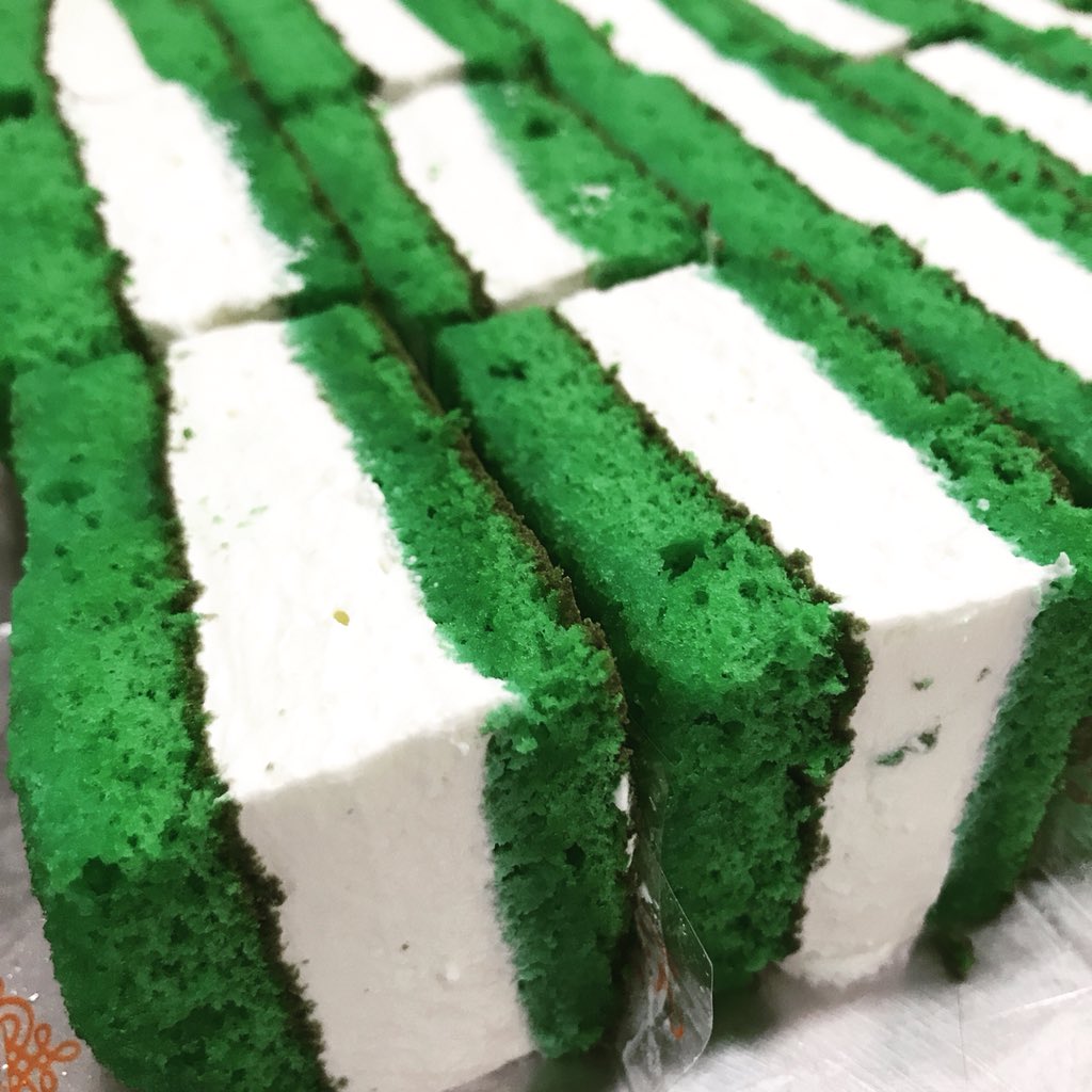 AUXILIADORAPAST's tweet photo. Vamos a celebrar el #diadeandalucia con un #bizcochotéverde #teverdematcha con #nata #andalucia #28f #linares #linaresjaen #jaen #jaén #auxiliadorapasteleria #pasteleriaauxiliadora #auxiliadorapasteleria https://t.co/rnwk368vNW