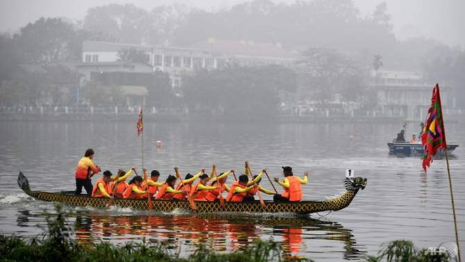 Discoverdanang's tweet photo. Thousands gathered around a Hanoi lake on Saturday (Feb 24) to watch rowers in colourful costumes as they competed in the city's first traditional dragon boat race in decades.
Read more at https://t.co/R2RfRsrETs https://t.co/zA1FmLwRh0