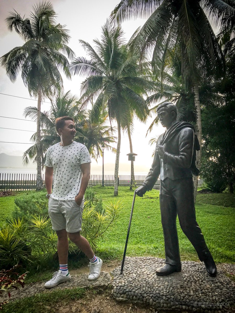 willianism09's tweet photo. dahil sya po talaga ang pinagmulan ng pamosong “blogger pose”. lol #joserizal #originalLODI #bloggerpose https://t.co/QeTZfWNLqn