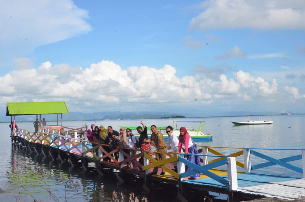 Dermaga KEBERAGAMAN, berlabuh dan meniti jalan Kebhinekaan Indonesia <a href="/MulyadiPrayitno/">Mulyadi Prayitno</a> <a href="/KAPAL_Perempuan/">KAPAL Perempuan</a> <a href="/ProgramMAMPU/">Program MAMPU</a>  <a href="/KSPgoid/">Kantor Staf Presiden</a> <a href="/jokowi/">Joko Widodo</a> <a href="/kpp_pa/">Perempuan dan Anak</a> #Pangkep #SekolahPerempuanPulau