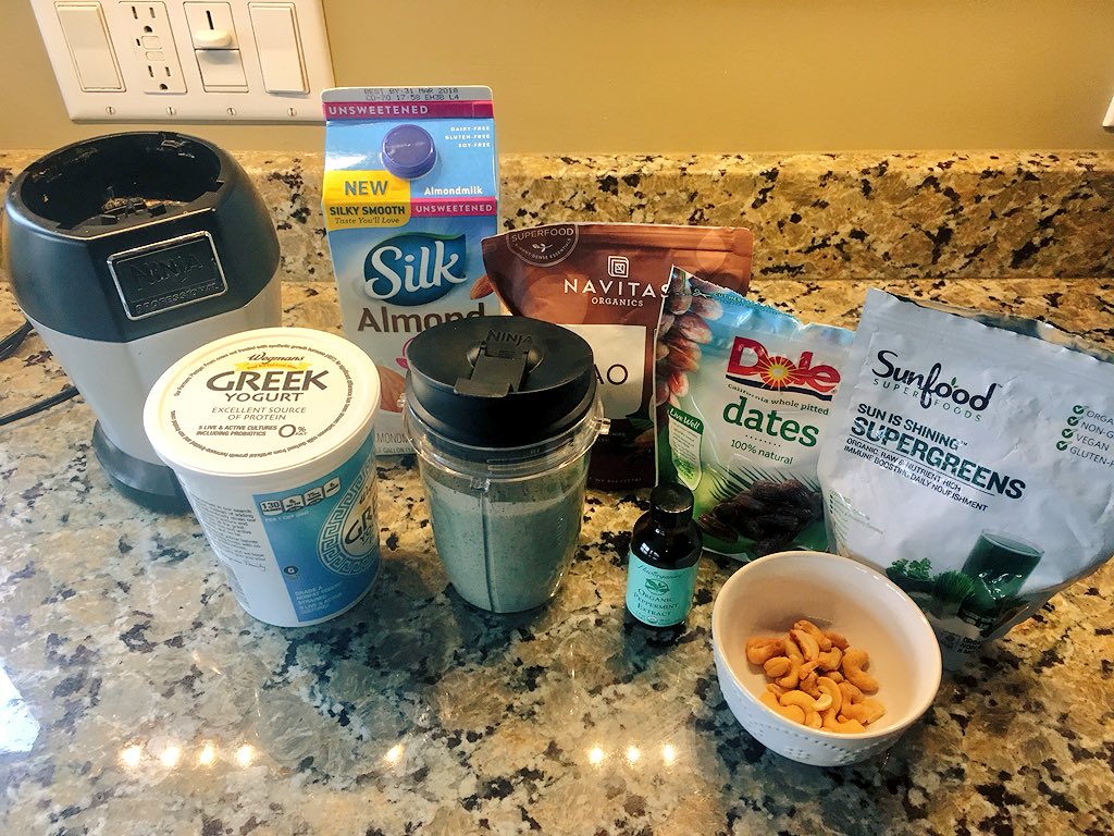 nutrictionary4u's tweet photo. As a busy college student, it is hard to eat a good breakfast when I am running out the door in the morning. Smoothies have become my new best friend! Protein ✔️ Carbs ✔️ Healthy fats ✔️ Super greens ✔️ Probiotics ✔️ Vitamins &amp; Minerals ✔️ DELICIOUS! ✔️✔️ #balance https://t.co/L0HPQNB5ye