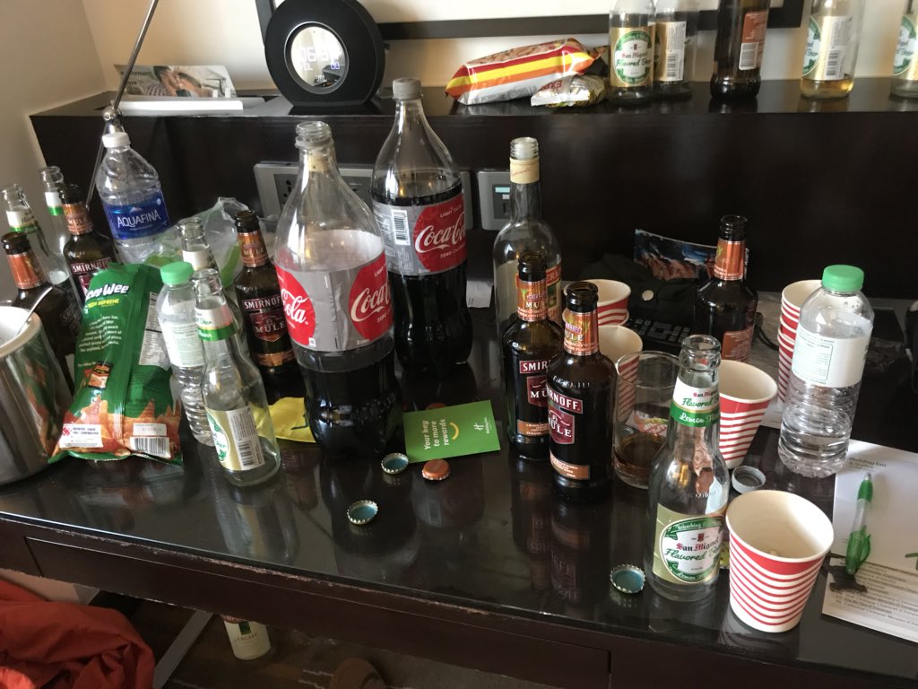 johnicoyoca's tweet photo. How to kasya 20+ people in a good-for-two hotel room? πππ #BestNightWithInayabMates #AYLC2014 https://t.co/T705uMiw4q