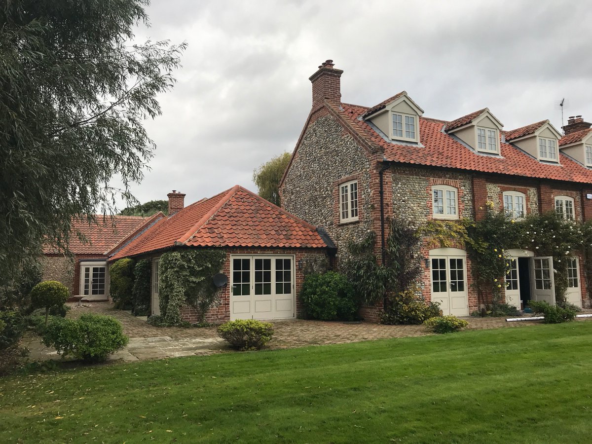 grocottmurfit's tweet photo. Work now completed at this extensive family home on the Norfolk coast #brickandflint #norfolkbuilder #Norfolk https://t.co/h54oykc2Ds