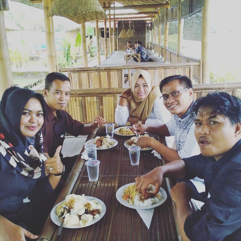 panduwahyuaja's tweet photo. Siang tadi #rakor membahas #manfaatdanadesa untuk #PadatKaryaTunai serta #inovasidesa yang akan dilaksanakan dengan salah satu cara yaitu #Bursa #inovasidesa di masing masing Kec. #tppikebumen #pendampinglokaldesa cc: @EkoSandjojo @fatikhun74 @SitiMun14383459 https://t.co/CnpfMnzEip