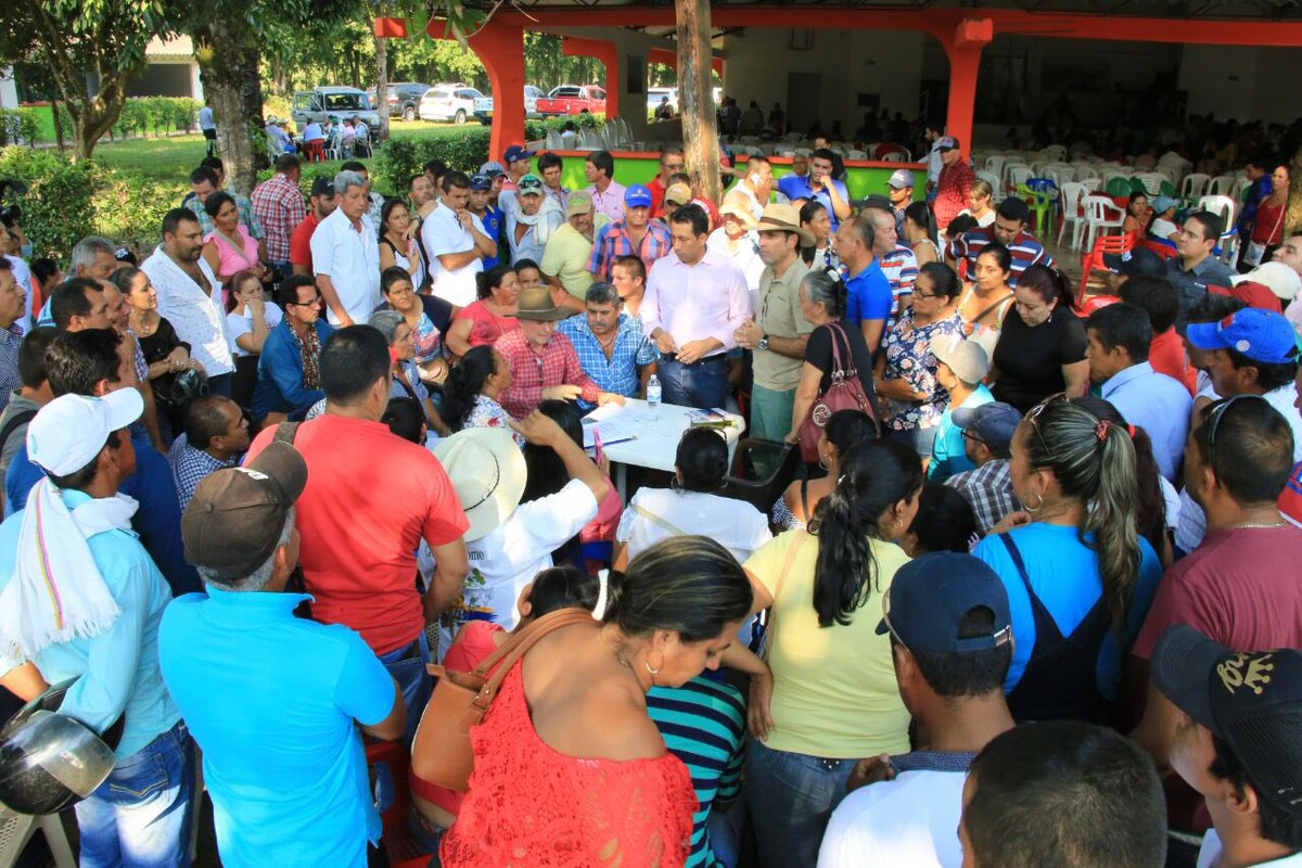 JuanGZuluaga's tweet photo. Ayer con los diputados del Meta atendimos solicitudes en mesas de trabajo de un muy nutrido grupo de agricultores del Ariari, allí fijamos cronograma de ejecución y seguimiento para compromisos en cada uno de los productos que da esta fértil tierra. https://t.co/lcyHxHYEPd