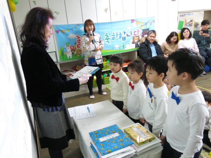2017학년도를 마무리하고 졸업식을했어요.
한 해동안 활동했던 사진을 보고 부모님을 초대해 발표회를 했어요.