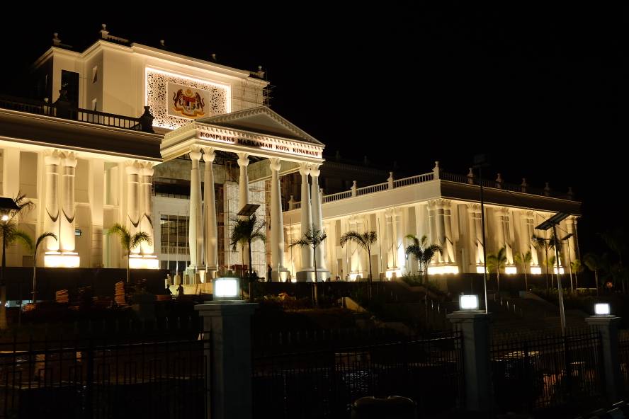 Setelah mengadakan lawatan kerja pagi tadi, malam ini menyemak pencahayaan di sekitar Mahkamah Kota Kinabalu yg bakal siap tidak lama lagi. Kompleks lambang kebanggaan kehakiman negeri Sabah dan negara #InfraRakyat ❤🇲🇾 <a href="/NajibRazak/">Mohd Najib Tun Razak</a> <a href="/PetraJayaMP/">Fadillah Yusof 🇲🇾</a> <a href="/DrAliHamsa/">Ali Hamsa #YNWA</a> <a href="/Rosnah_ARS/">Rosnah Shirlin</a> <a href="/BHEUUJPM/">BHEUU, JPM</a>