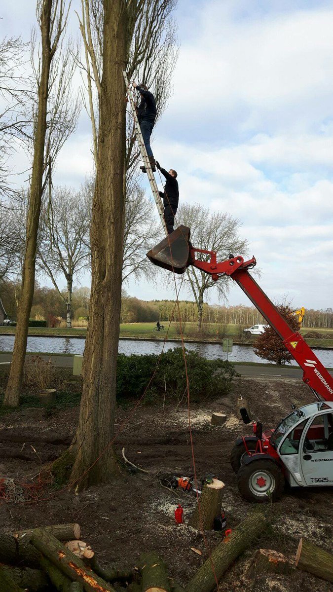 AchterkampBaak's tweet photo. ARBO | Wees creatief en inventief, maar niet als het op je eigen veiligheid (en die van anderen) aankomt! :)

#slechtvoorbeeld #Arbo #veiligheid #samenbewustveilig https://t.co/9YzY0qtFnc