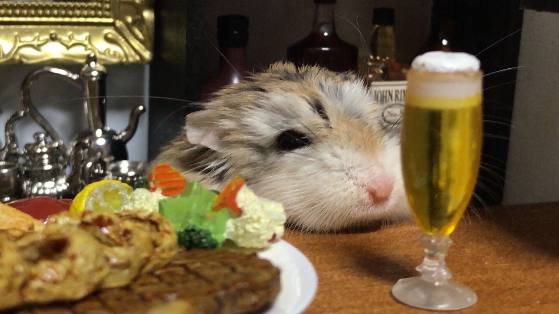 ハムスターの鉄平 このツイートを見た人は創作で一番大切にしていることを言う 最も大切なのは自由に動き回るハムスター セットは二の次 動きを止める一瞬を1分以内に捉える事が難しいけど その分 いい表情が取れた時は永久保存です 8 ﾉ