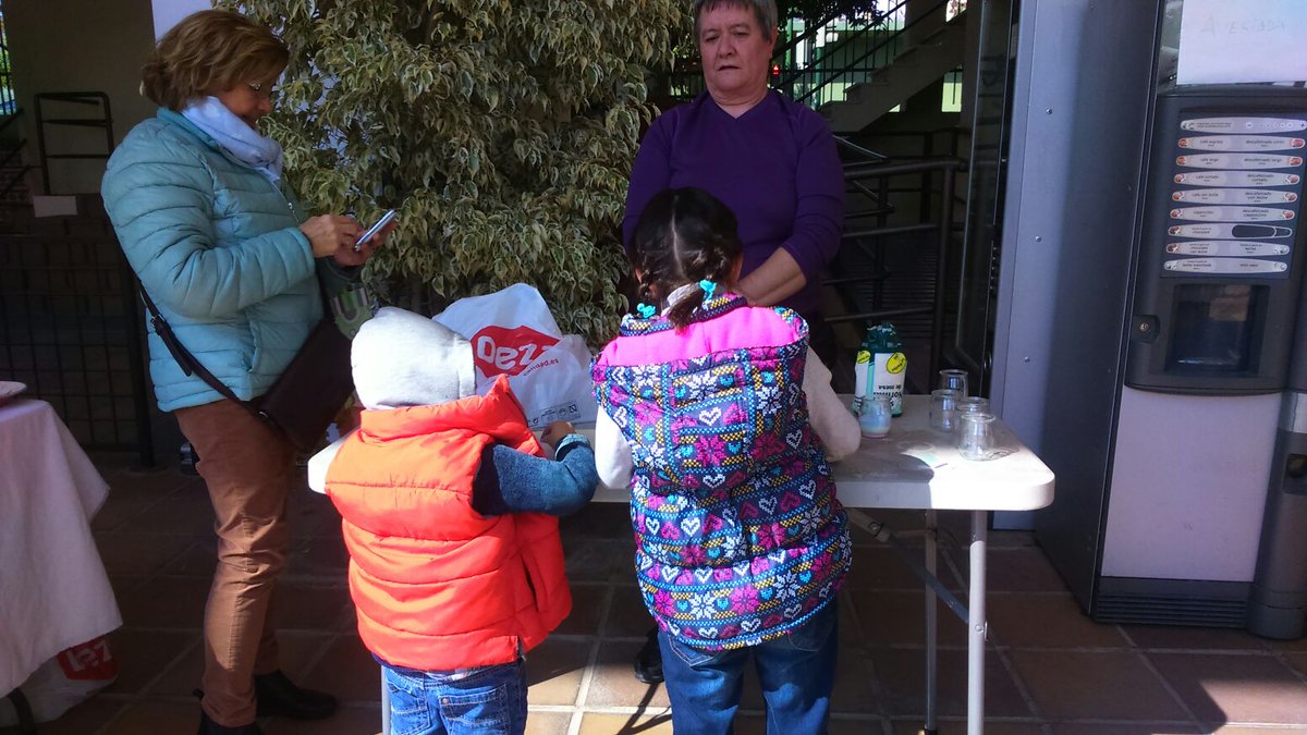 Os dejamos algunas fotos del taller de los artesanos de ayer domingo.