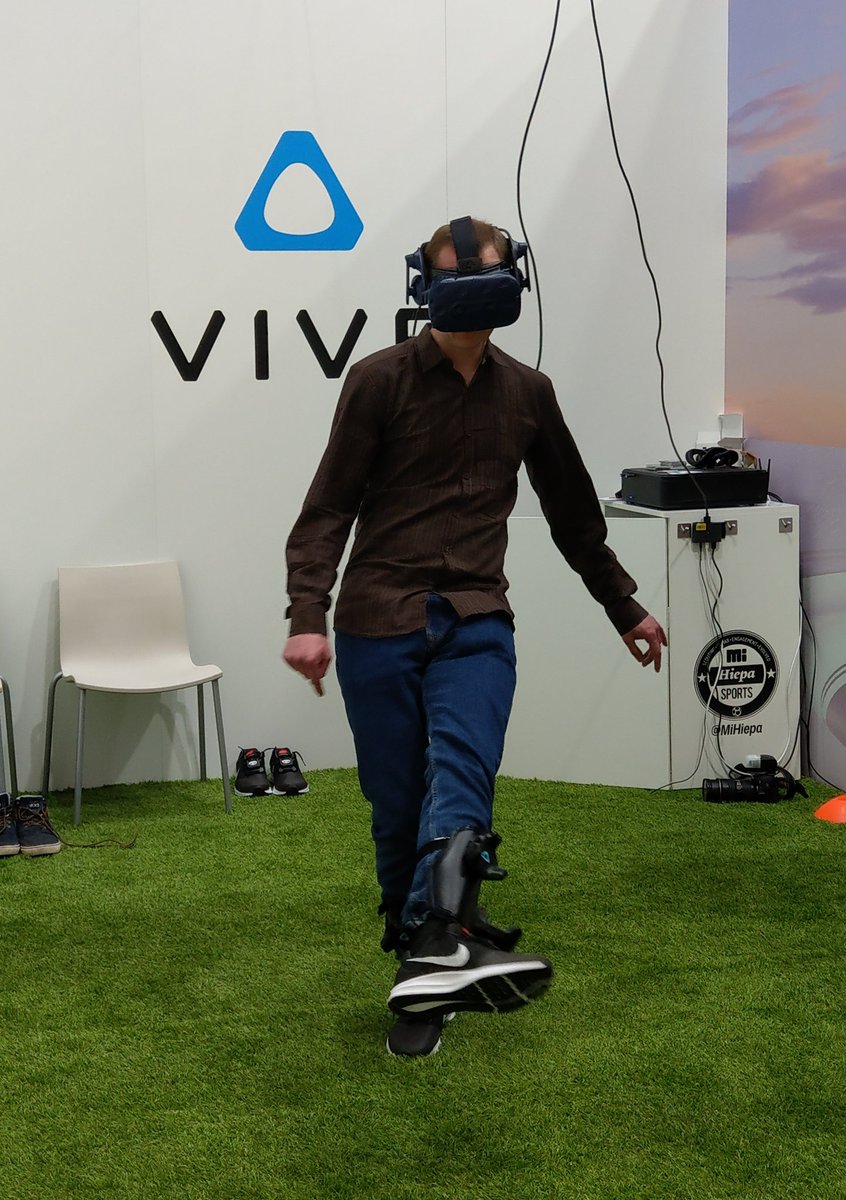 techundtrara's tweet photo. Unser @dshonas macht gerade einen auf Ronaldo und verbessert mithilfe der @htcvive seine Kicker-Skills. #MWC18 #MWCPiloten https://t.co/j8VUrJ6NPd