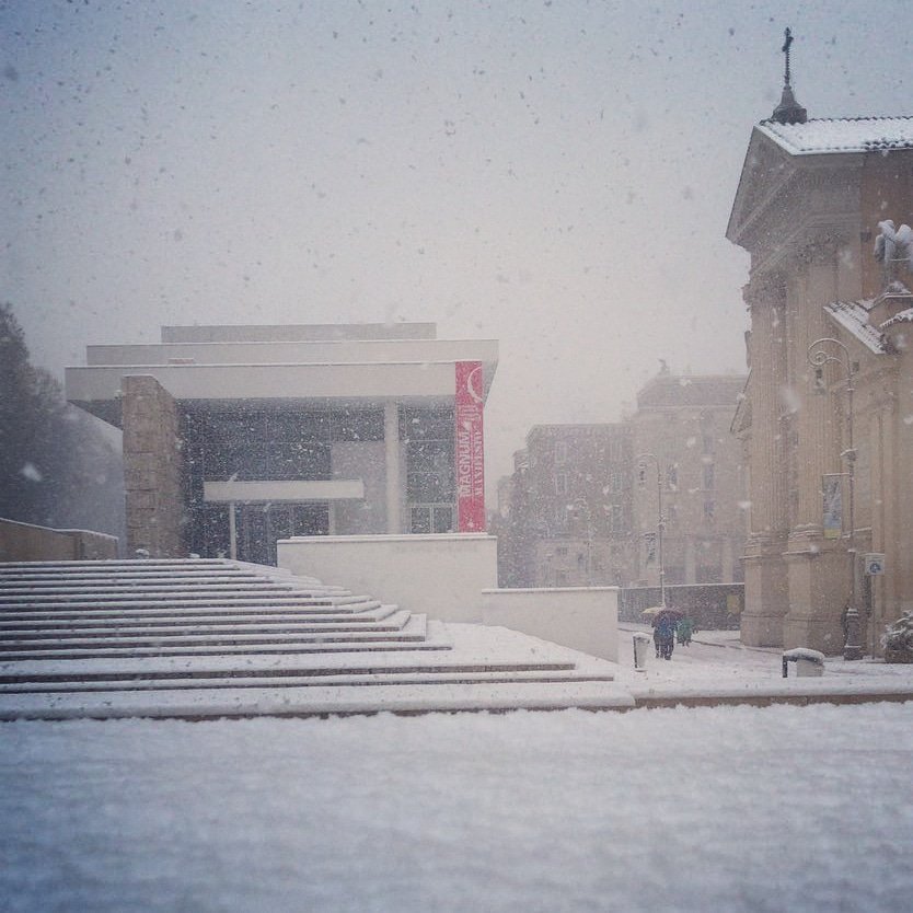 SeeRomeWithMe's tweet photo. The #arapacis under a #snowfall #rome #snowinrome2018 #travel #iloverome #rometrip #romeandyou #instarome #igersrome #travelbloggers https://t.co/THv22oqSTL