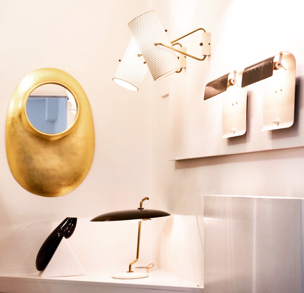 galeriekreo's tweet photo. Lively mix in london ✨ mirror by #garousteandbonetti , vase by #erikolovsson , table lamp by #ginosarfatti , wall lights by #pierre guariche and #jacquesbiny https://t.co/jHpEnComWt